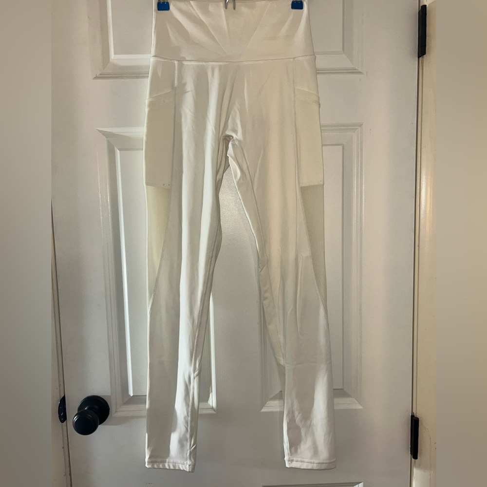 Offline by Aerie White Leggings with Mesh Side Detailing and Pckets. Size M.